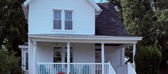 Charming 4-BR Walk to Beach, Lighthouse, Main Street & Jet Express - sleeps 10