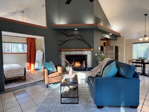 Una televisión, una chimenea