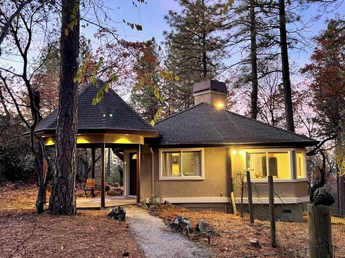 1 Bed/1 Bath Cottage King Bed Fireplace Yard Pets OK Quiet Private