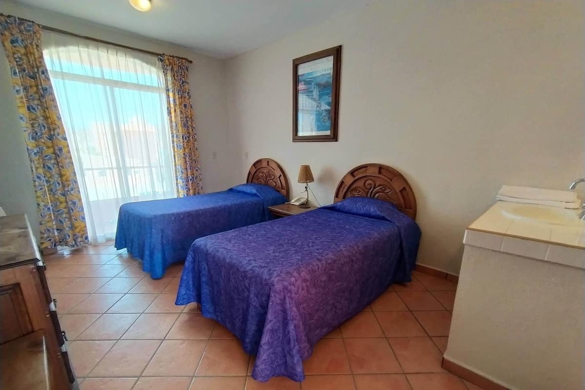 Economy-værelse med 2 enkeltsenge - balkon - udsigt til have | Gratis Wi-Fi, sengetøj