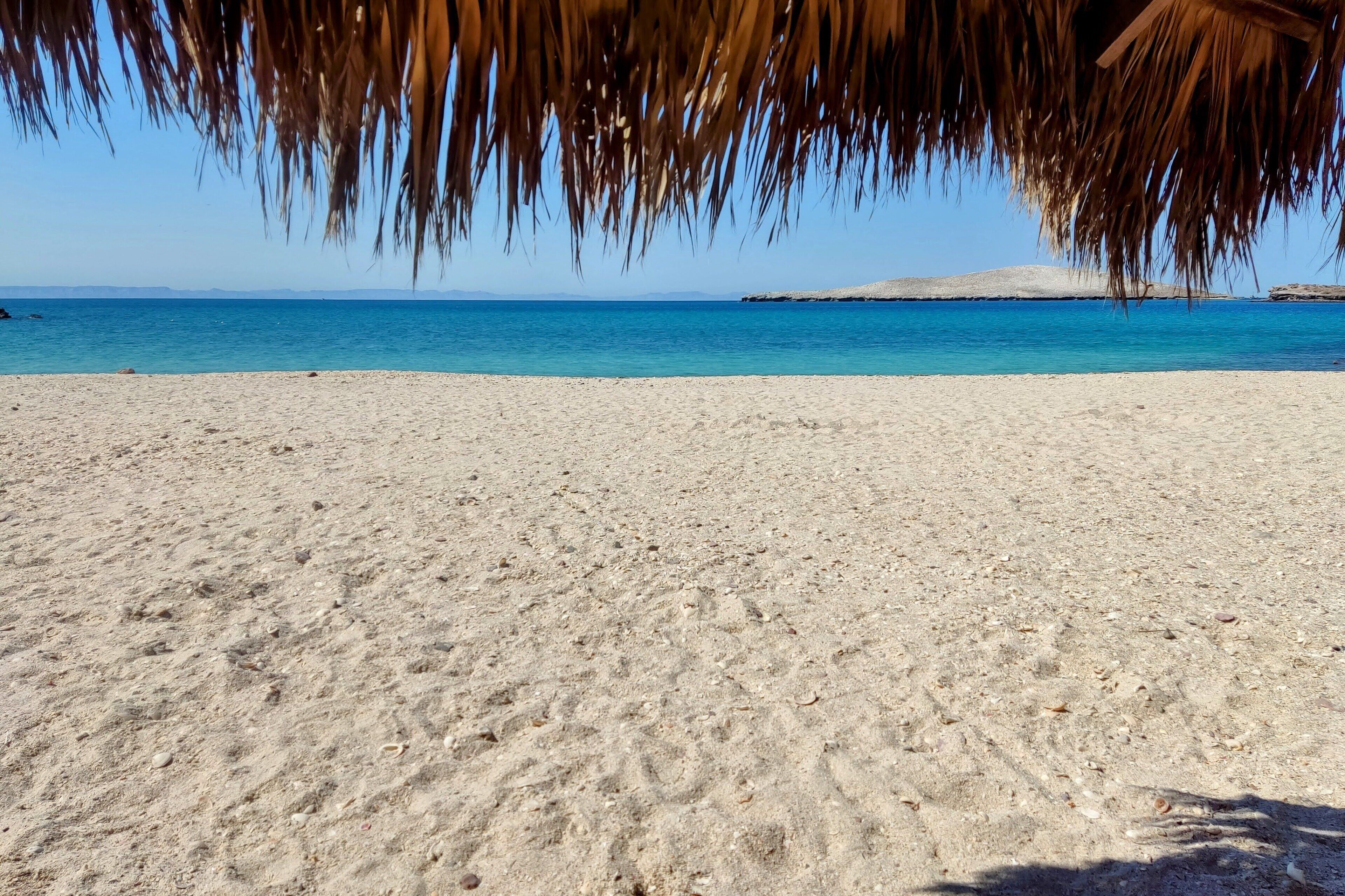 Ubicación a pie de playa, arena blanca, tumbonas y toallas de playa