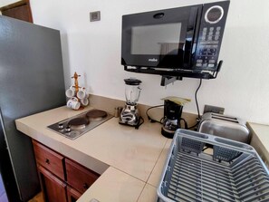 Junior Suite, 1 King Bed, Harbor View, Beachside | Private kitchenette | Reusable coffee/tea filters - Club Hotel Cantamar Beach & Marina (Pichilingue)
