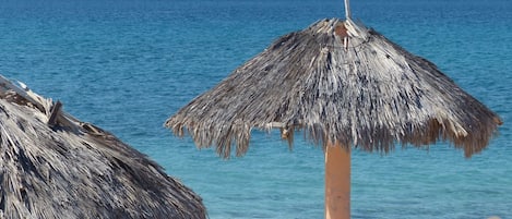 Sulla spiaggia, sabbia bianca, lettini da mare, teli da spiaggia