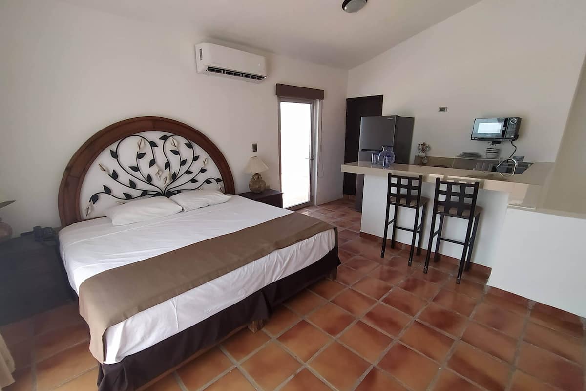 Suite junior, 1 cama de matrimonio grande, vistas al puerto, junto a la playa | Wifi gratis y ropa de cama