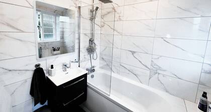 Cosy & Luxury 2BR Flat in Calverton