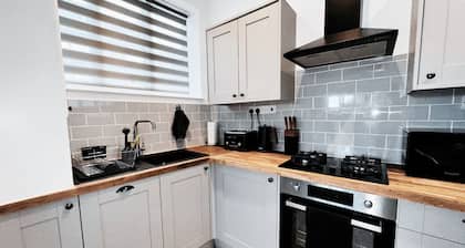 Cosy & Luxury 2BR Flat in Calverton