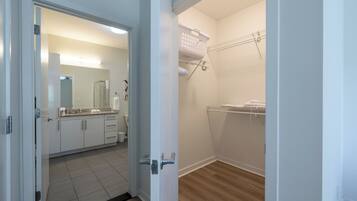 Apartment, 2 Bedrooms, Pets Allowed | Bathroom | Combined shower/tub, free toiletries, hair dryer, towels