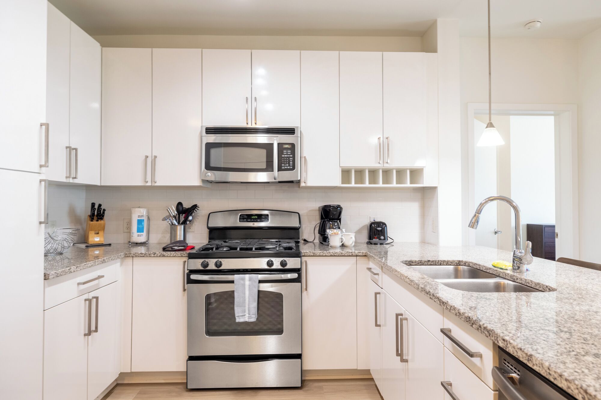 Apartment, 2 Bedrooms, Pets Allowed | Private kitchen | Full-size fridge, microwave, oven, stovetop