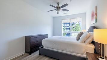 Apartment, 2 Bedrooms, Pets Allowed | Desk, laptop workspace, free WiFi