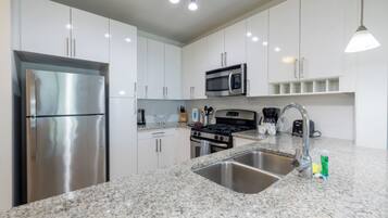 Departamento, 2 habitaciones, se aceptan mascotas | Cocina privada | Refrigerador con congelador, microondas, horno y parrilla de estufa