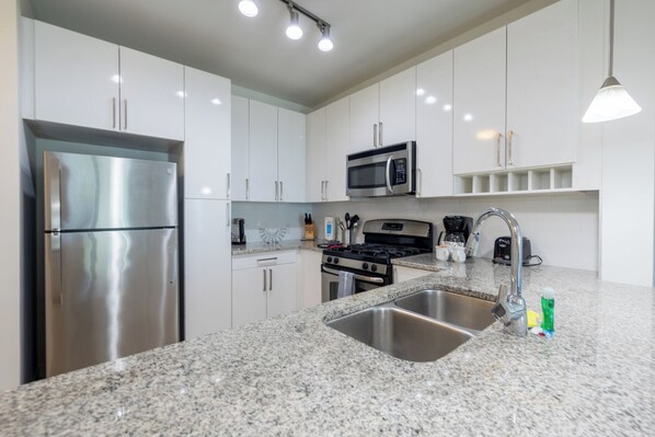 Apartment, 2 Bedrooms, Pets Allowed | Private kitchen | Full-size fridge, microwave, oven, stovetop - 75 Tresser Blvd (Stamford)