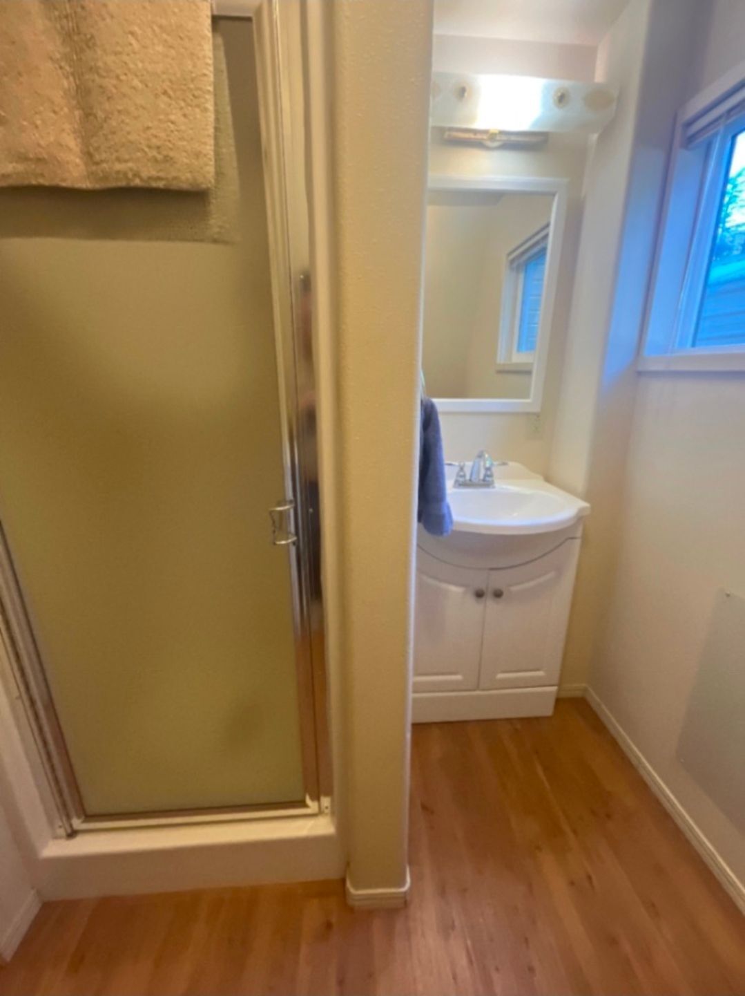 Sèche-cheveux, serviettes fournies, savon, shampoing