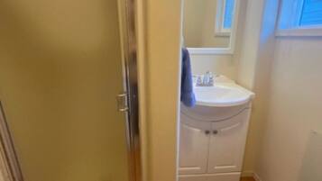 SĂšche-cheveux, serviettes fournies, savon, shampoing