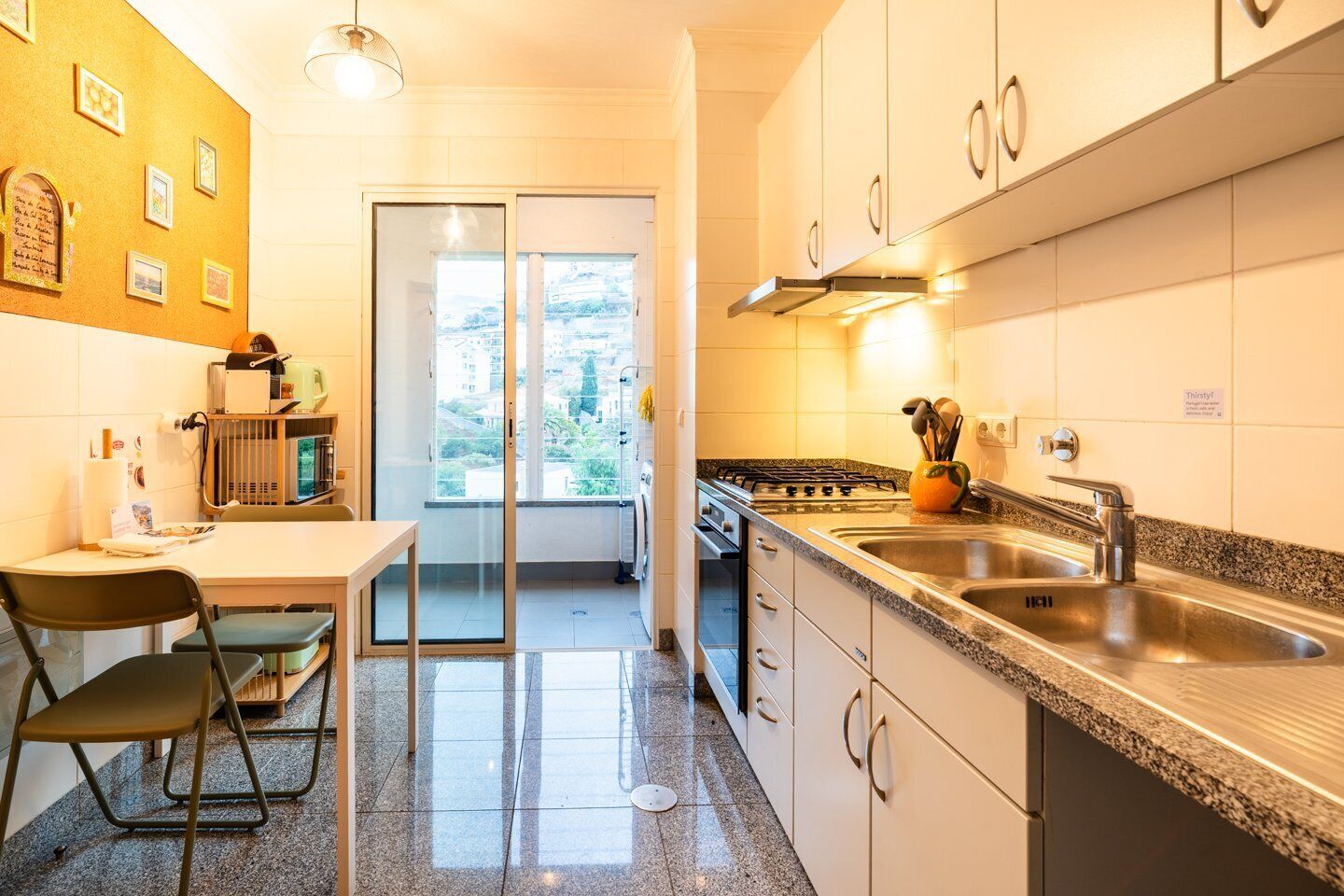 Jääkaappi, mikroaaltouuni, uuni, kahvin-/teenkeitin