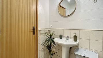 Chuveiro, secador de cabelo, toalhas de banho