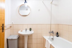 Douche, sèche-cheveux, serviettes fournies