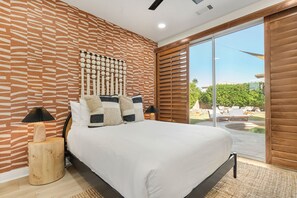 6 quartos, escrivaninha, ferros/tábuas de passar roupa, berço de viagem