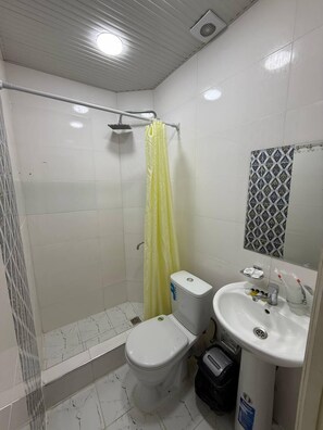 Dobbeltrom | Bad | Dusj, hårføner, håndklær og såpe