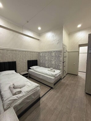 Twin Room | Laptop workspace, free WiFi