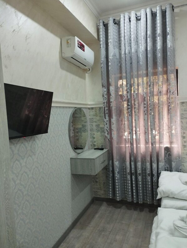 Habitación triple, vista a la ciudad | Espacio para trabajar con laptop y wifi gratis 