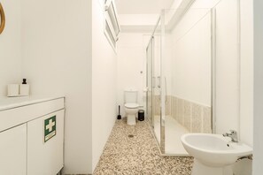 Regadera, bidet, toallas 