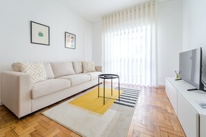 TV - Urban Moura Flat by House and People (Braga)