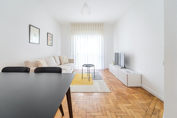 TV - Urban Moura Flat by House and People (Braga)