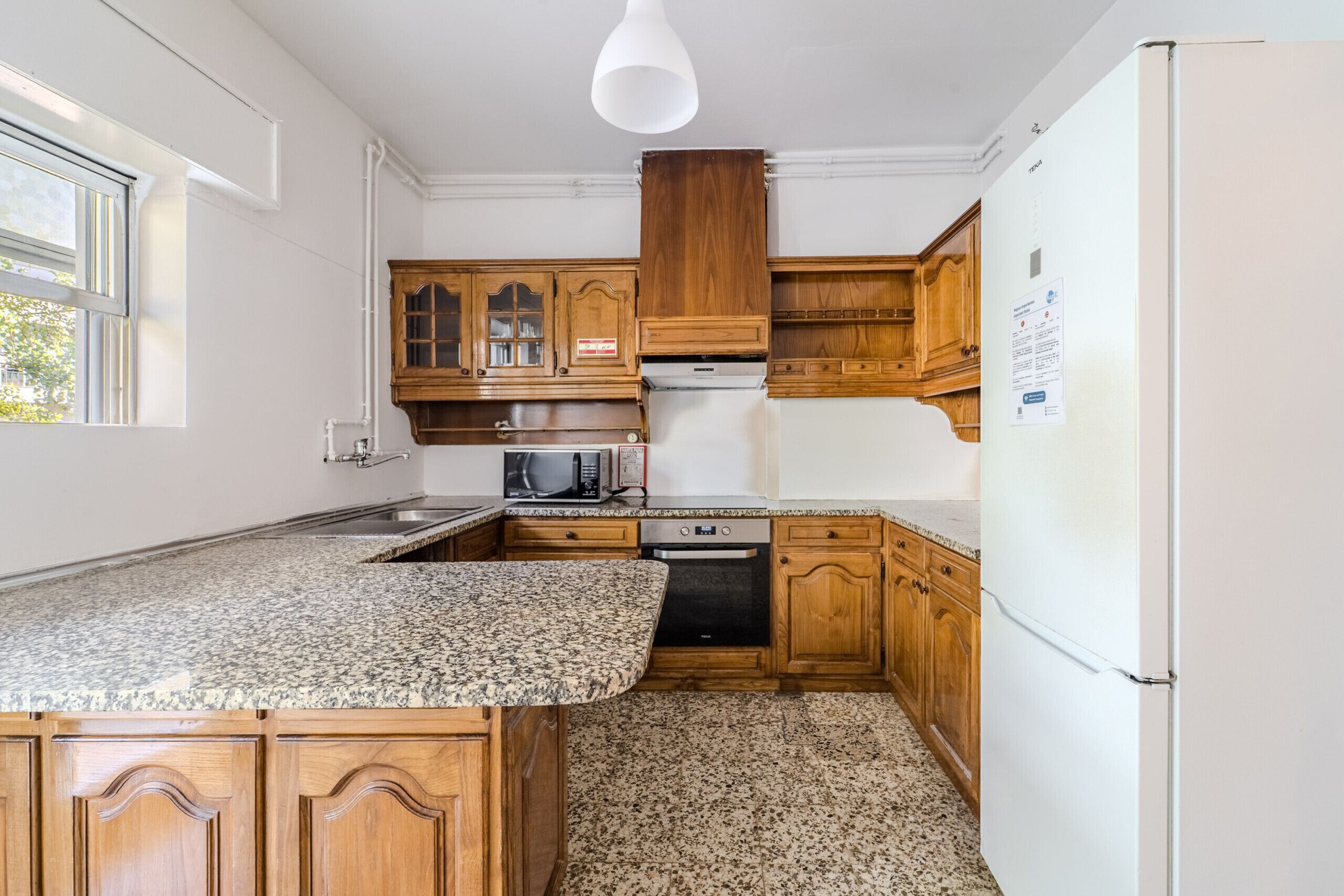 Réfrigérateur, micro-ondes, four, cafetière/bouilloire