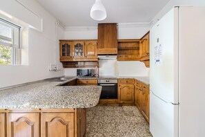 Kühlschrank, Mikrowelle, Ofen, Wasserkocher mit Kaffee-/Teezubehör