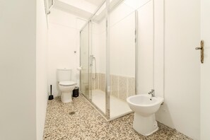 Shower, bidet, towels - Urban Moura Flat by House and People (Braga)