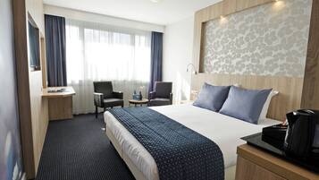 Deluxe-dobbeltværelse - 1 queensize-seng - ikke-ryger - aircondition | Pengeskab på værelset, skrivebord, arbejdsområde til bærbare computere