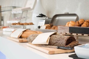 Daily self-serve breakfast for a fee - De Zoete Inval (Haarlemmerliede)
