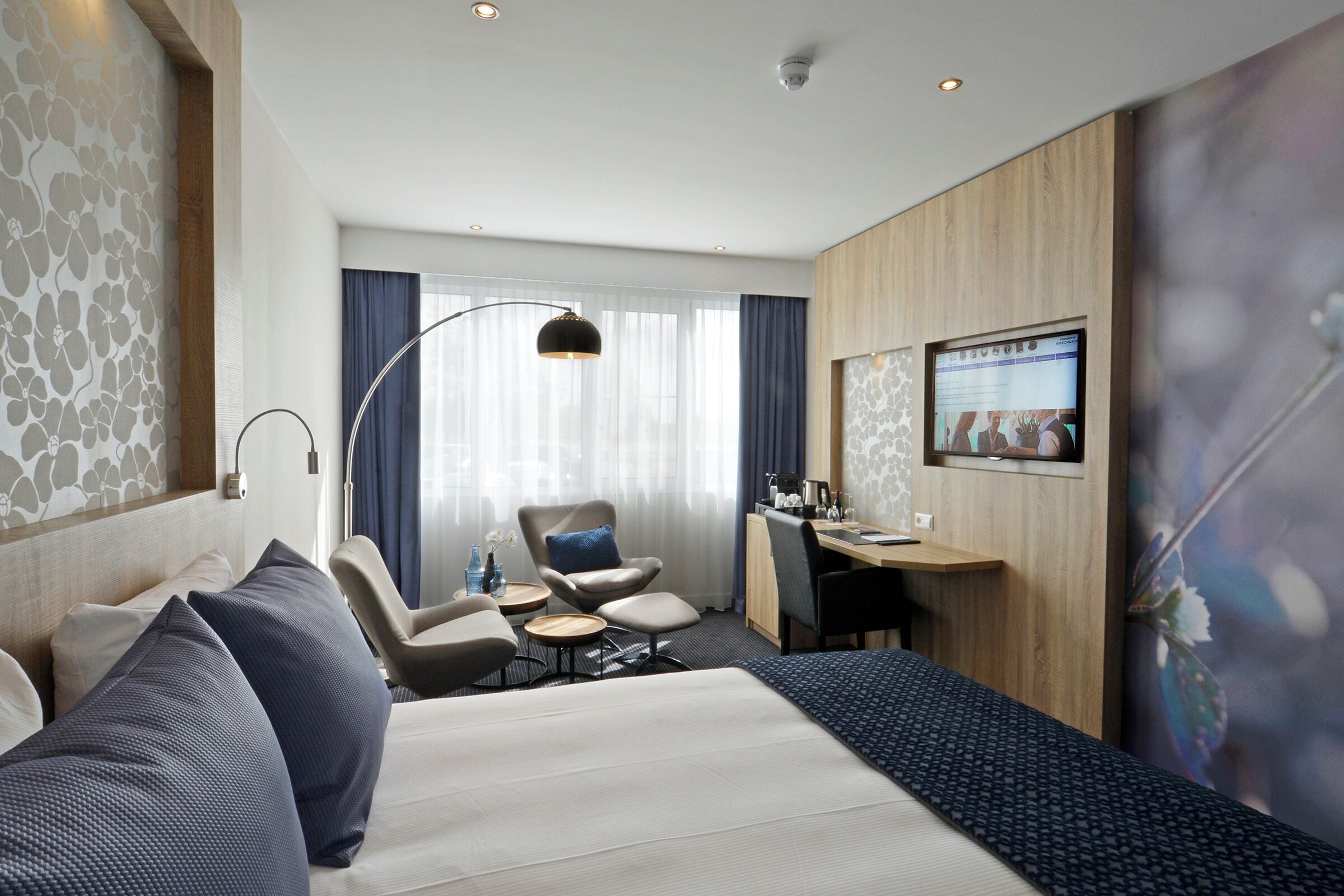 Junior Suite, Non Smoking, Air conditioning | In-room safe, desk, laptop workspace, soundproofing