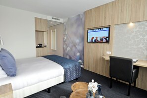 Deluxe Double Room, 1 Queen Bed, Non Smoking, Air conditioning | In-room safe, desk, laptop workspace, soundproofing - De Zoete Inval (Haarlemmerliede)