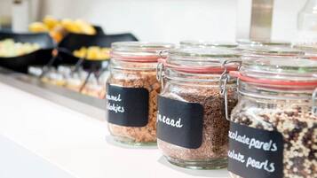 Des bocaux en verre, étiquetés avec les différents types de chocolats, sont disposés sur un comptoir.