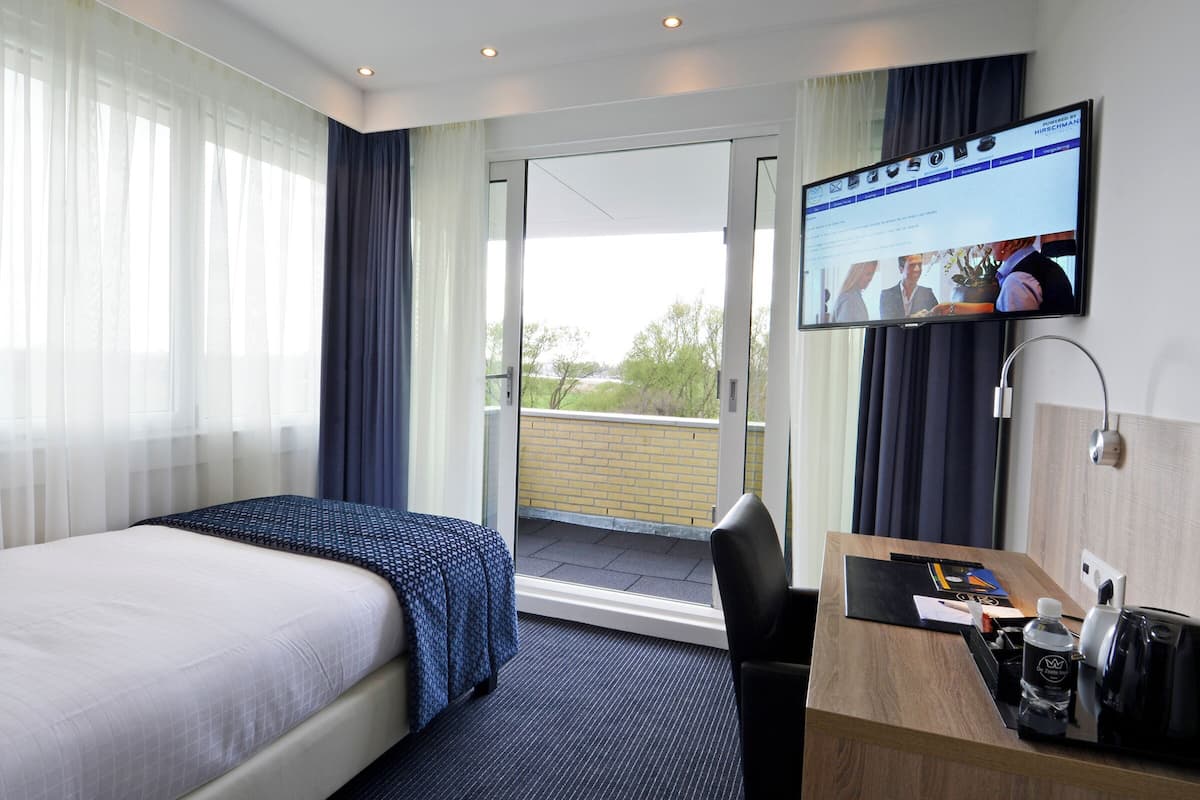 Single Room, Non Smoking, Balcony | In-room safe, desk, laptop workspace, soundproofing