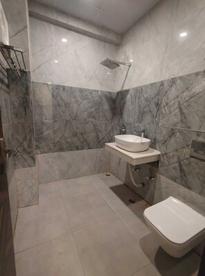 Villa Deluxe | Salle de bain | Douche, serviettes fournies, savon, shampooing