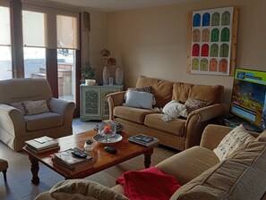 Televisión y chimenea