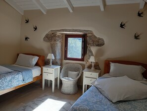 Tabla de planchar con plancha, wifi y ropa de cama