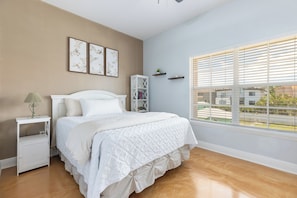 3 bedrooms, internet, bed sheets