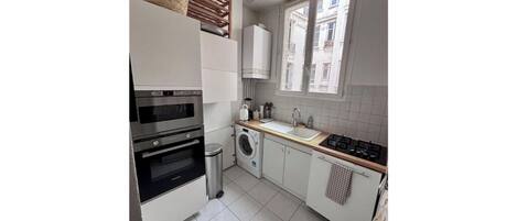 冷蔵庫、電子レンジ、オーブン、コンロ