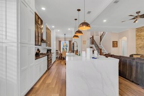 Micro-ondes, four, plaque de cuisson, lave-vaisselle