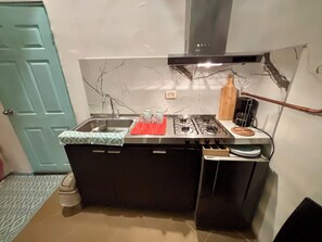 CafetiĂšre/bouilloire, batterie de cuisine, vaisselle et ustensiles