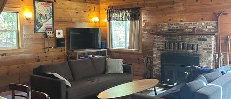 Smart-tv, pejs, dvd-afspiller, bøger