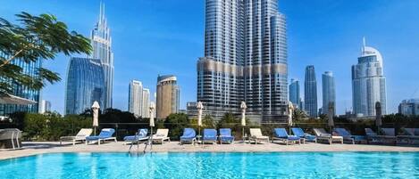 Una piscina al aire libre