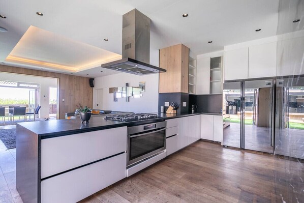 冰箱、微波炉、烤箱、炉灶