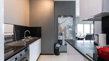 Een koelkast, een magnetron, een oven, een kookplaat