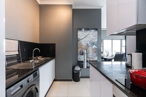 Een koelkast, een magnetron, een oven, een kookplaat