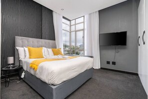 Een kluis op de kamer, een bureau, een strijkplank/strijkijzer