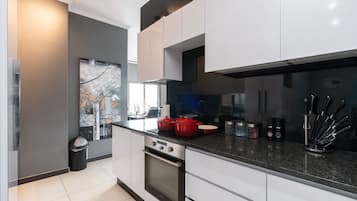 Een koelkast, een magnetron, een oven, een kookplaat